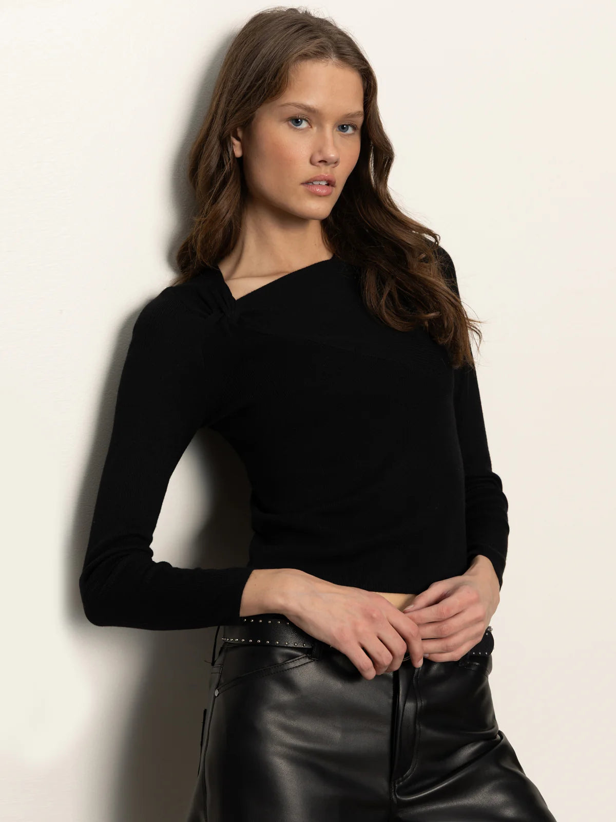 Sanctuary Long Sleeve Shoulder Twist Top | Black