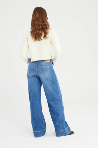 Cup of Joe Layla Mid Waist Wide Straight Jeans L28" | Medium Blue