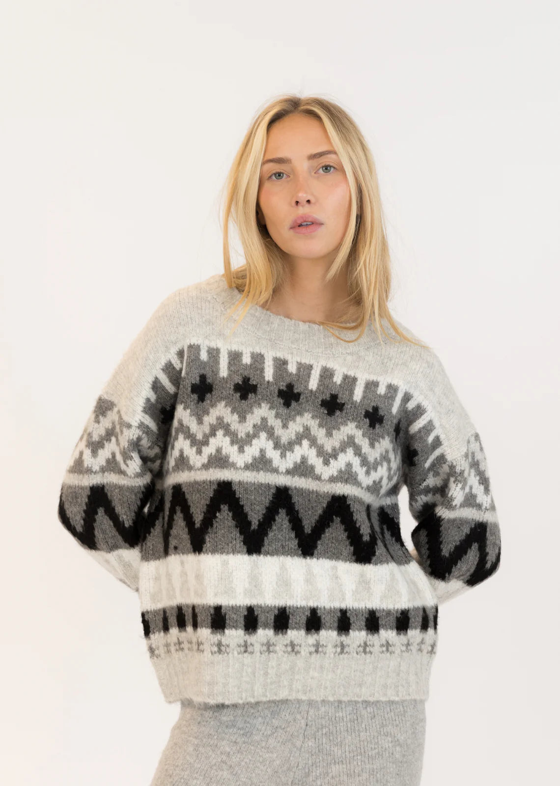 Lyla & Lux Landen Crewneck Pullover | Grey/Black