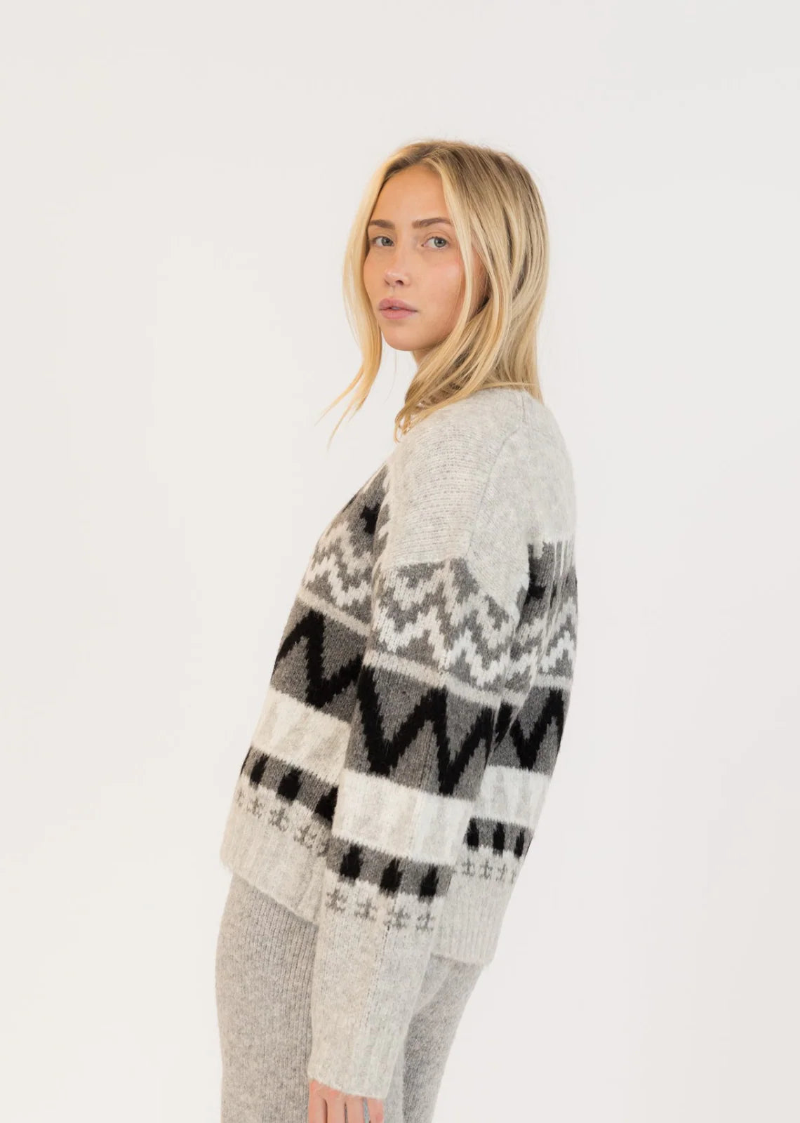 Lyla & Lux Landen Crewneck Pullover | Grey/Black