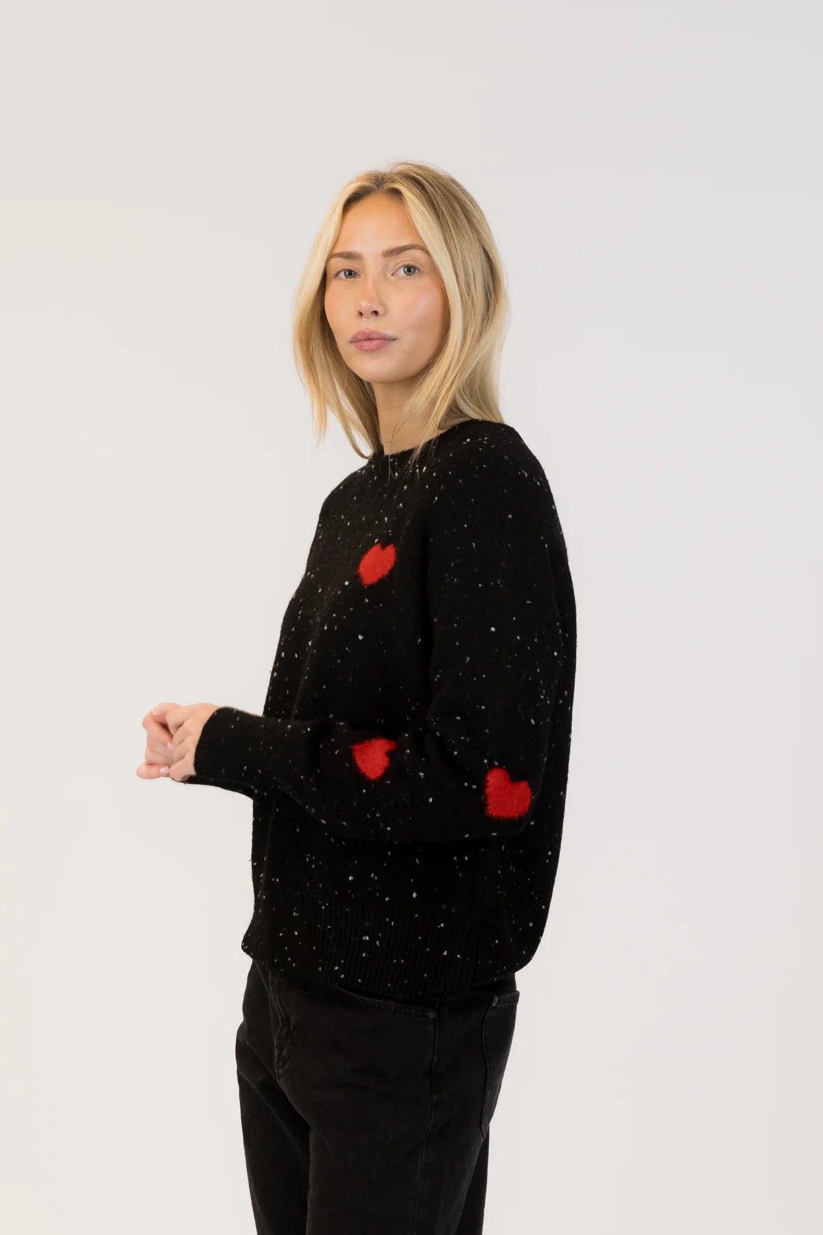 Lyla & Lux Philippa Pullover | Black Red Fleck